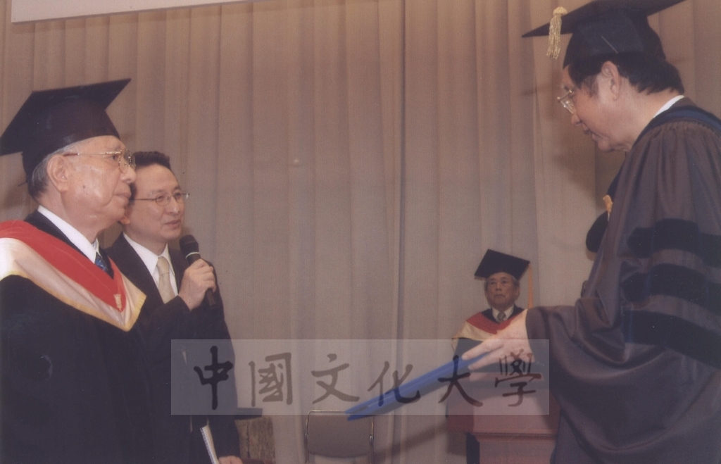 2003年3月24日國際創價學會(SGI)會長池田大作、夫人池田香峰子獲本校頒贈名譽博士學位的圖檔，第6張，共20張