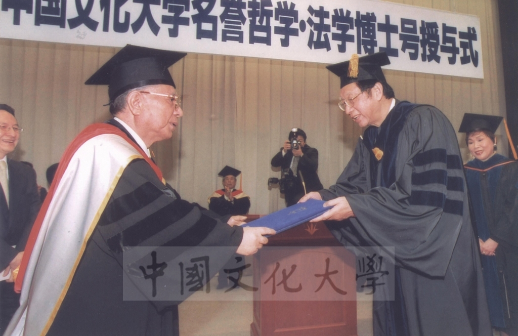 2003年3月24日國際創價學會(SGI)會長池田大作、夫人池田香峰子獲本校頒贈名譽博士學位的圖檔，第7張，共20張