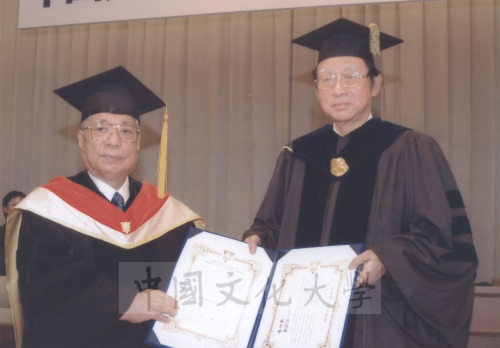 2003年3月24日國際創價學會(SGI)會長池田大作、夫人池田香峰子獲本校頒贈名譽博士學位的圖檔，第8張，共20張