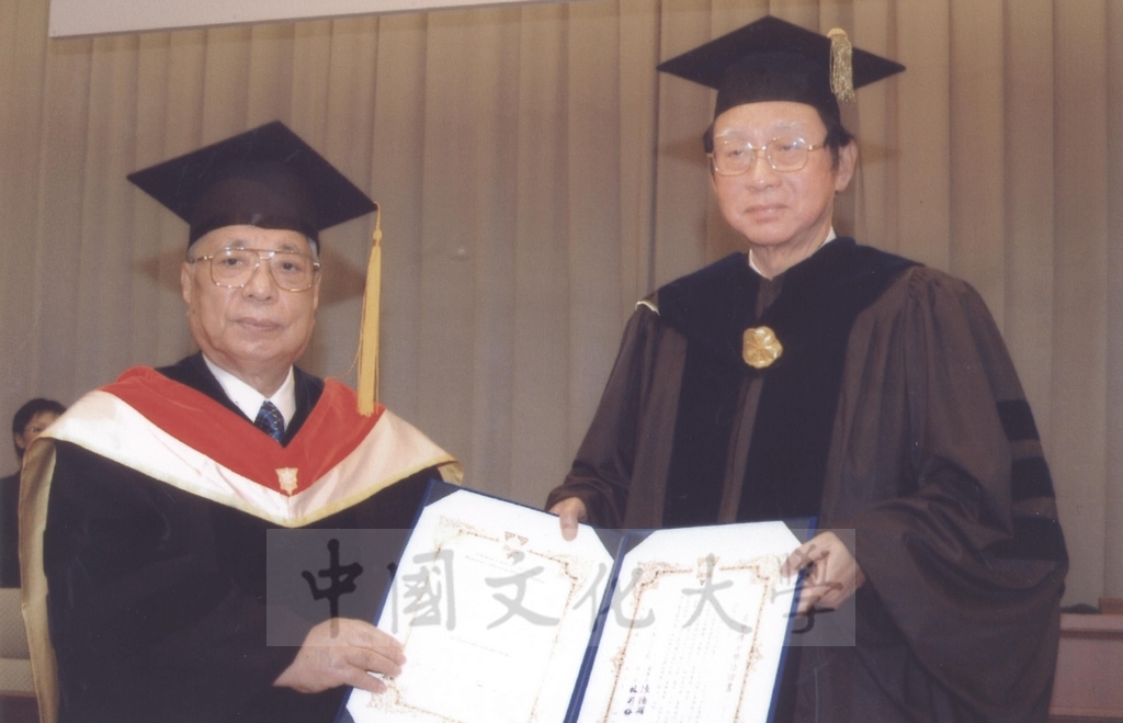 2003年3月24日國際創價學會(SGI)會長池田大作、夫人池田香峰子獲本校頒贈名譽博士學位的圖檔，第9張，共20張