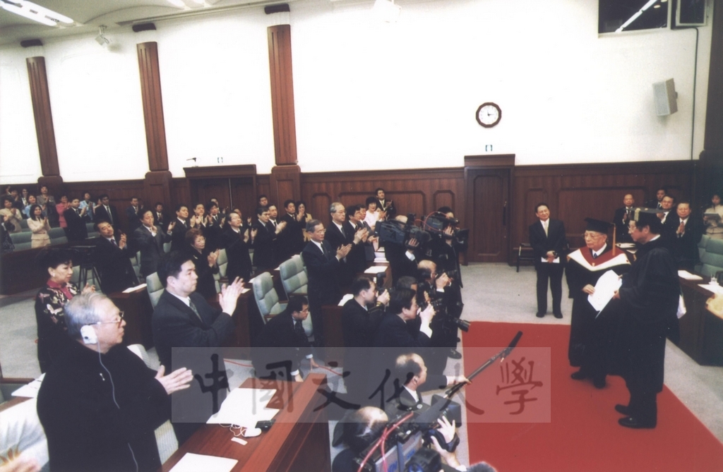 2003年3月24日國際創價學會(SGI)會長池田大作、夫人池田香峰子獲本校頒贈名譽博士學位的圖檔，第10張，共20張