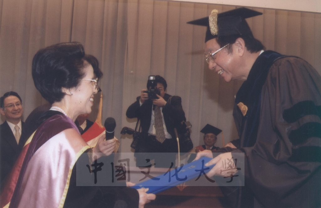 2003年3月24日國際創價學會(SGI)會長池田大作、夫人池田香峰子獲本校頒贈名譽博士學位的圖檔，第12張，共20張