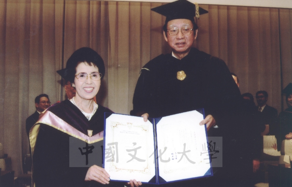 2003年3月24日國際創價學會(SGI)會長池田大作、夫人池田香峰子獲本校頒贈名譽博士學位的圖檔，第13張，共20張