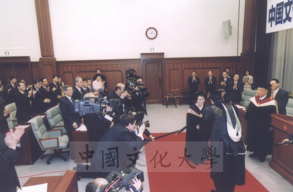 2003年3月24日國際創價學會(SGI)會長池田大作、夫人池田香峰子獲本校頒贈名譽博士學位的圖檔，第14張，共20張