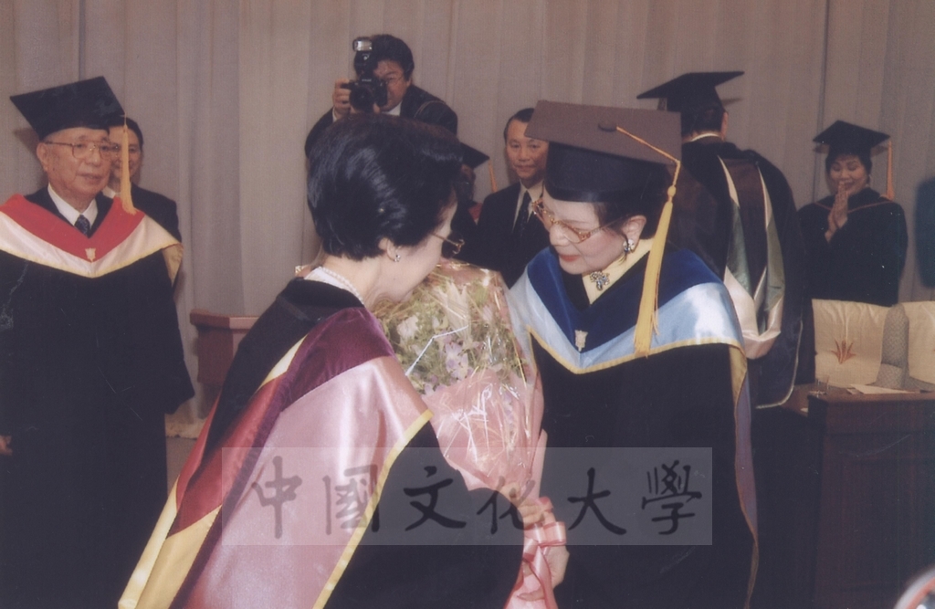 2003年3月24日國際創價學會(SGI)會長池田大作、夫人池田香峰子獲本校頒贈名譽博士學位的圖檔，第15張，共20張