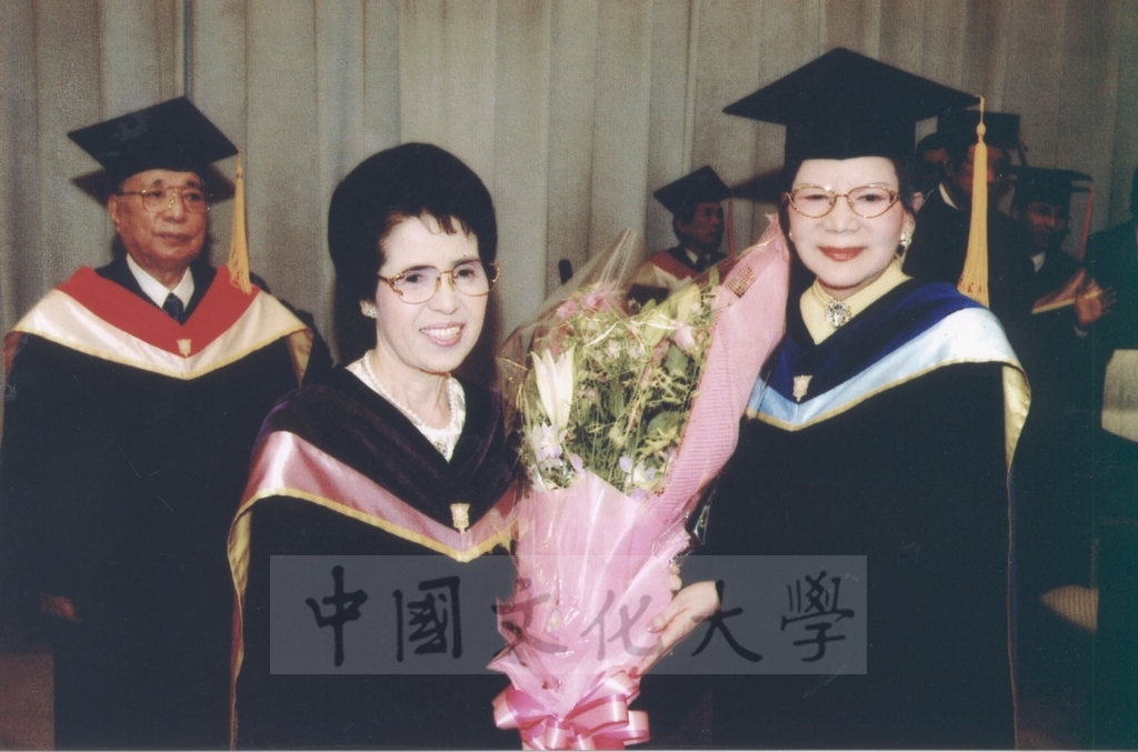 2003年3月24日國際創價學會(SGI)會長池田大作、夫人池田香峰子獲本校頒贈名譽博士學位的圖檔，第16張，共20張