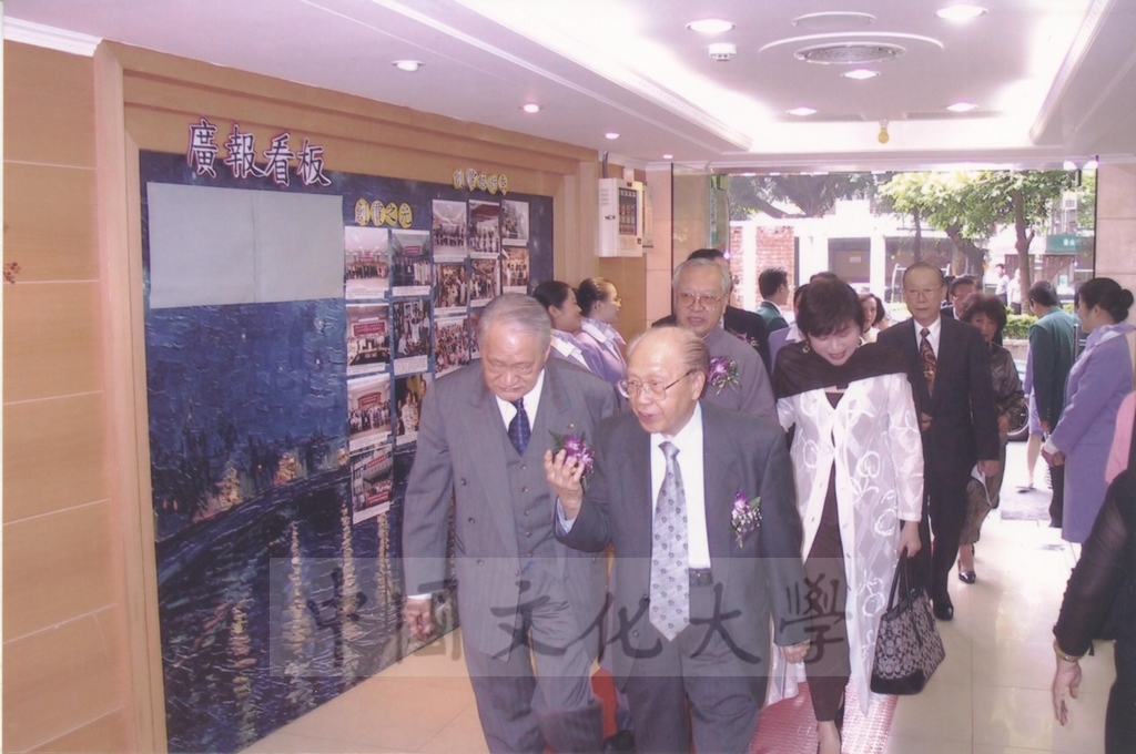 2003年4月11日台灣創價學會舉辦「盡攜書畫到天涯─歐豪年作品展」開幕剪綵的圖檔，第1張，共66張