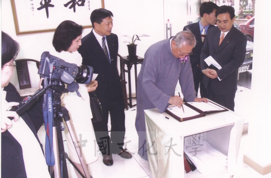 2003年4月11日台灣創價學會舉辦「盡攜書畫到天涯─歐豪年作品展」開幕剪綵的圖檔，第3張，共66張