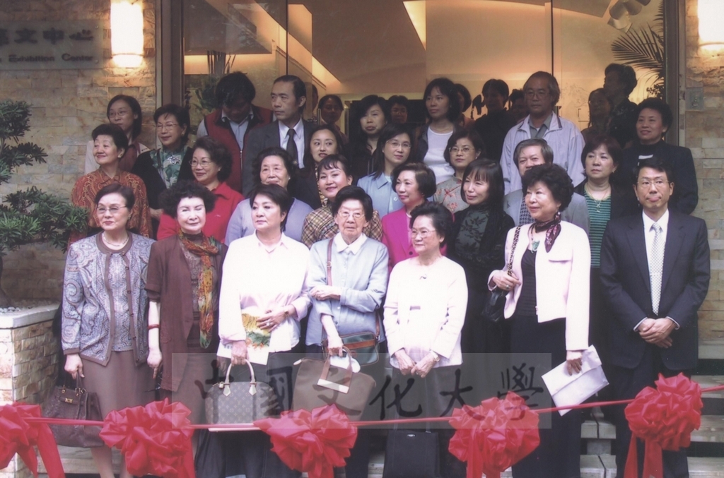2003年4月11日台灣創價學會舉辦「盡攜書畫到天涯─歐豪年作品展」開幕剪綵的圖檔，第21張，共66張