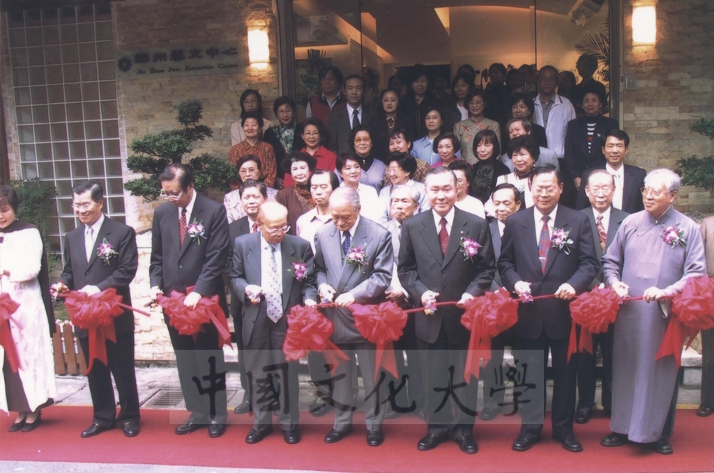 2003年4月11日台灣創價學會舉辦「盡攜書畫到天涯─歐豪年作品展」開幕剪綵的圖檔，第26張，共66張