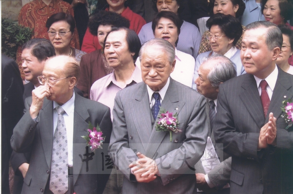 2003年4月11日台灣創價學會舉辦「盡攜書畫到天涯─歐豪年作品展」開幕剪綵的圖檔，第28張，共66張