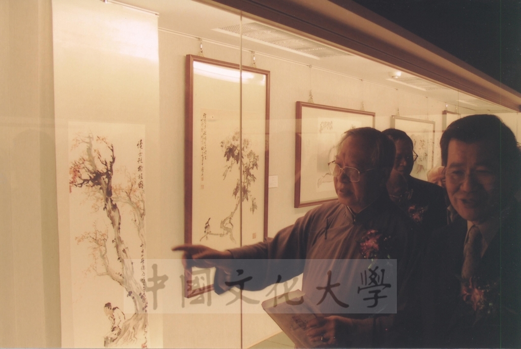 2003年4月11日台灣創價學會舉辦「盡攜書畫到天涯─歐豪年作品展」開幕剪綵的圖檔，第37張，共66張