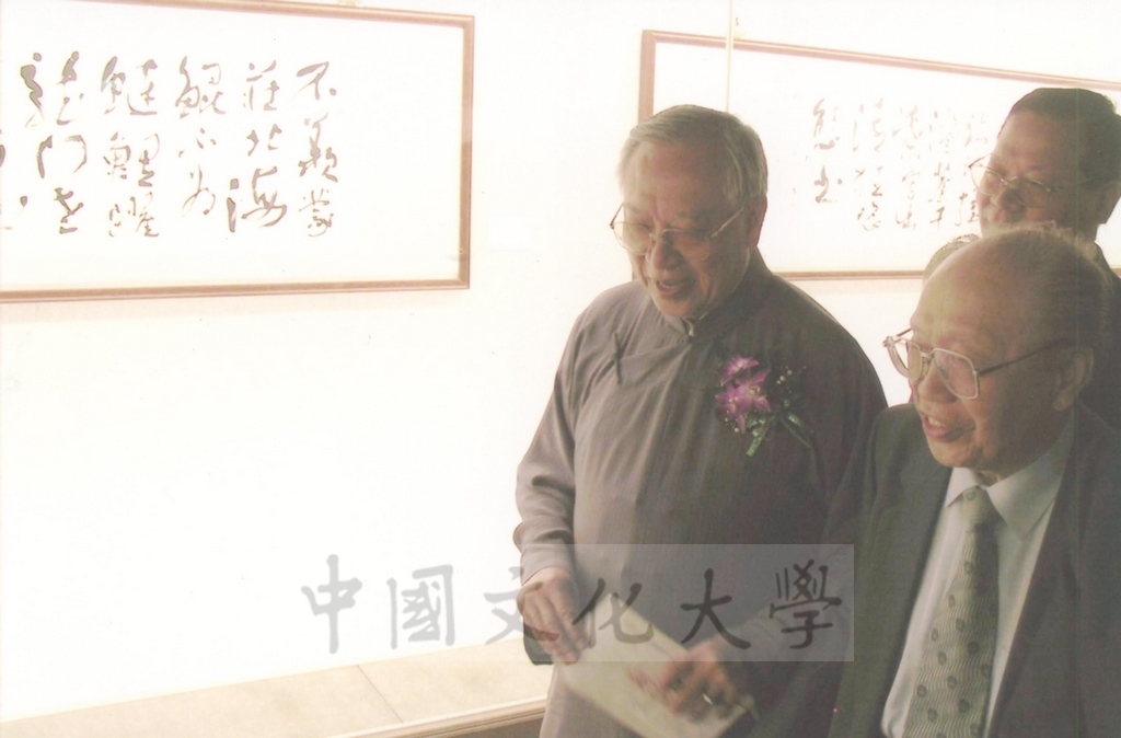 2003年4月11日台灣創價學會舉辦「盡攜書畫到天涯─歐豪年作品展」開幕剪綵的圖檔，第48張，共66張