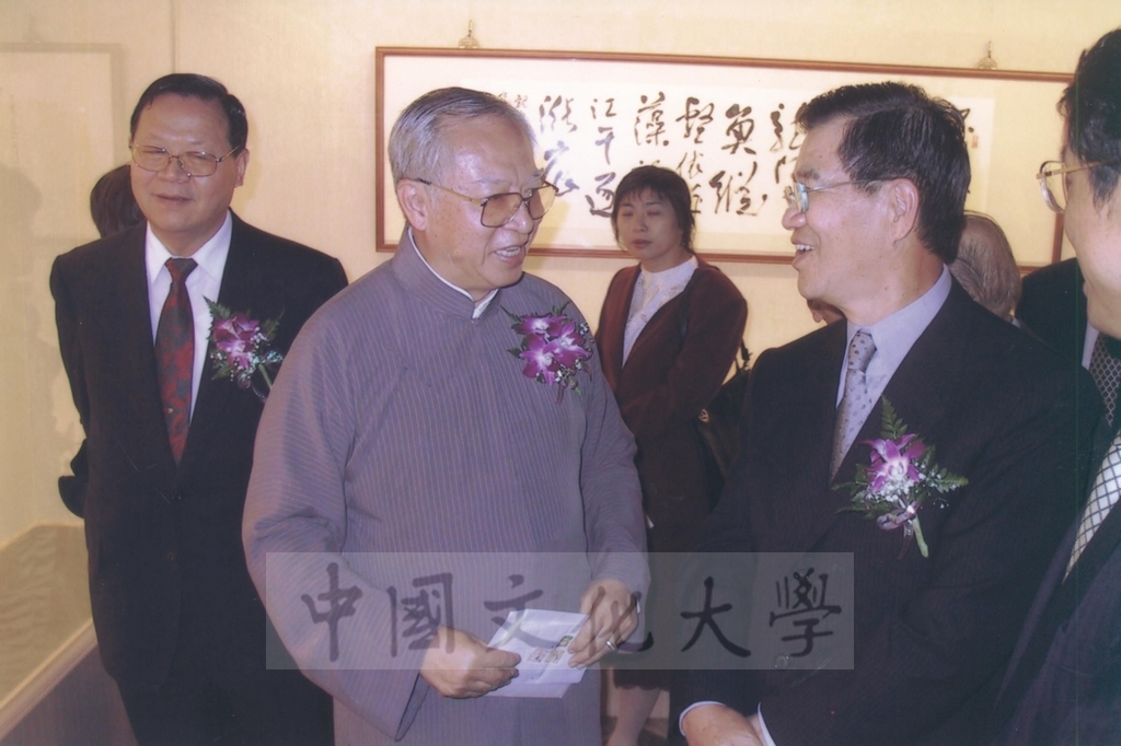 2003年4月11日台灣創價學會舉辦「盡攜書畫到天涯─歐豪年作品展」開幕剪綵的圖檔，第51張，共66張