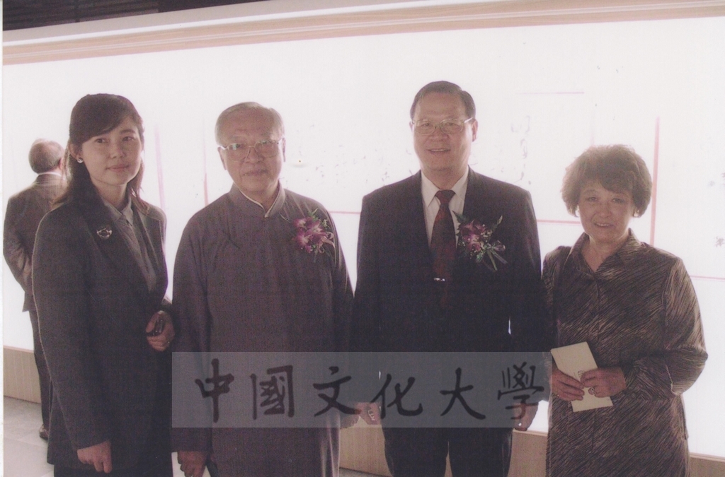 2003年4月11日台灣創價學會舉辦「盡攜書畫到天涯─歐豪年作品展」開幕剪綵的圖檔，第54張，共66張