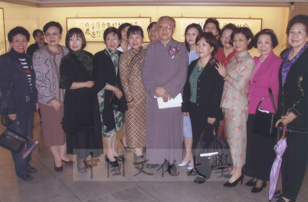 2003年4月11日台灣創價學會舉辦「盡攜書畫到天涯─歐豪年作品展」開幕剪綵的圖檔，第62張，共66張