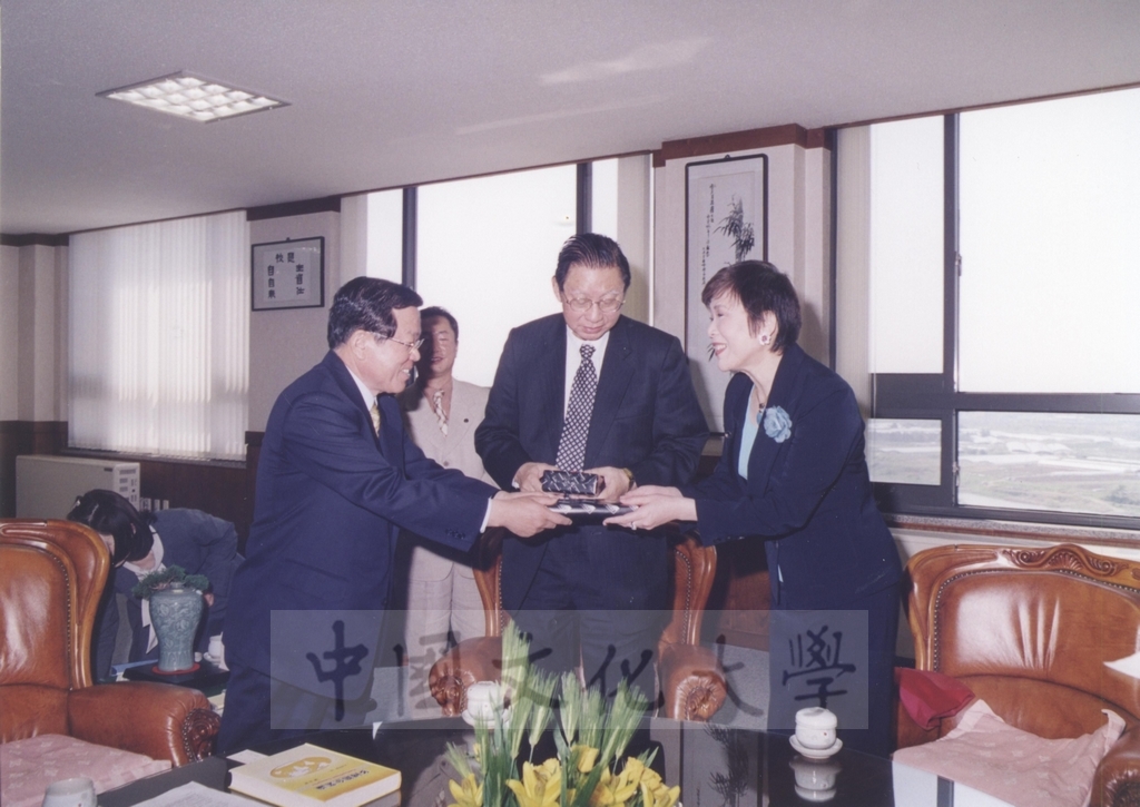 2003年4月21日前校長林彩梅獲頒韓國湖南大學名譽行政學博士學位的圖檔，第2張，共9張