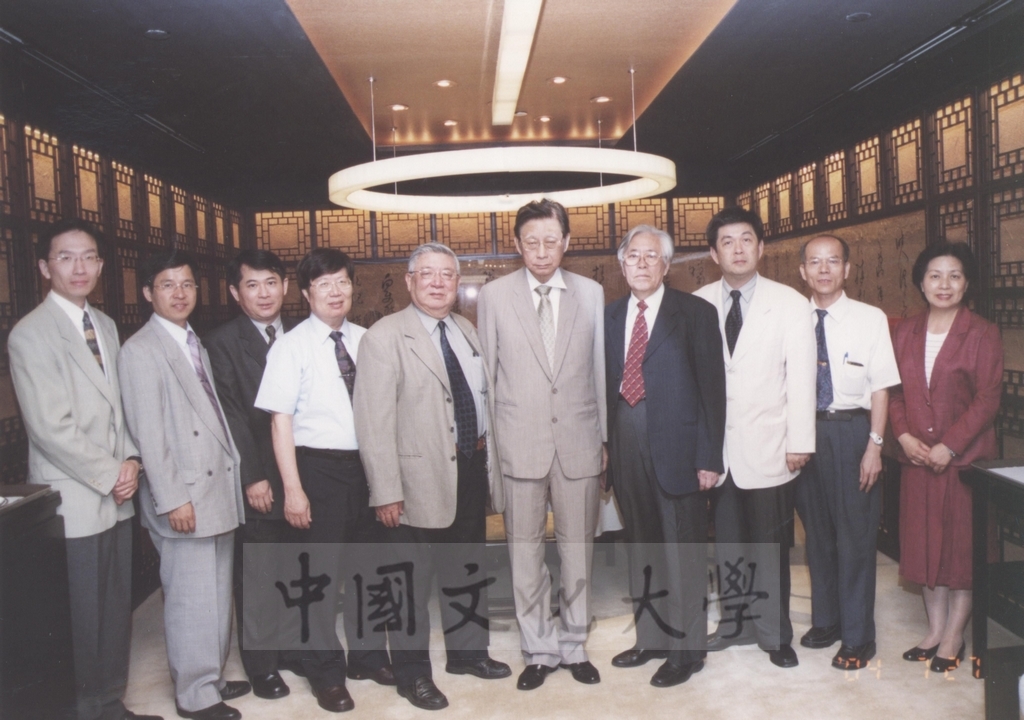 2004年7月27日董事長張鏡湖參加教授退休餐會的圖檔，第1張，共3張