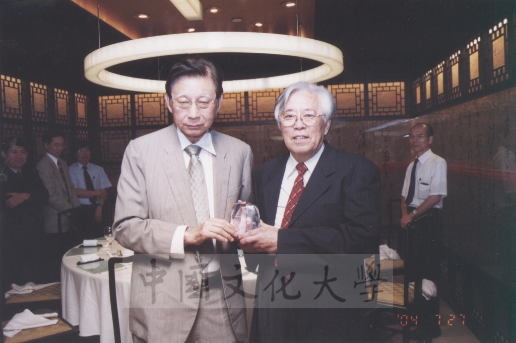 2004年7月27日董事長張鏡湖參加教授退休餐會的圖檔，第2張，共3張