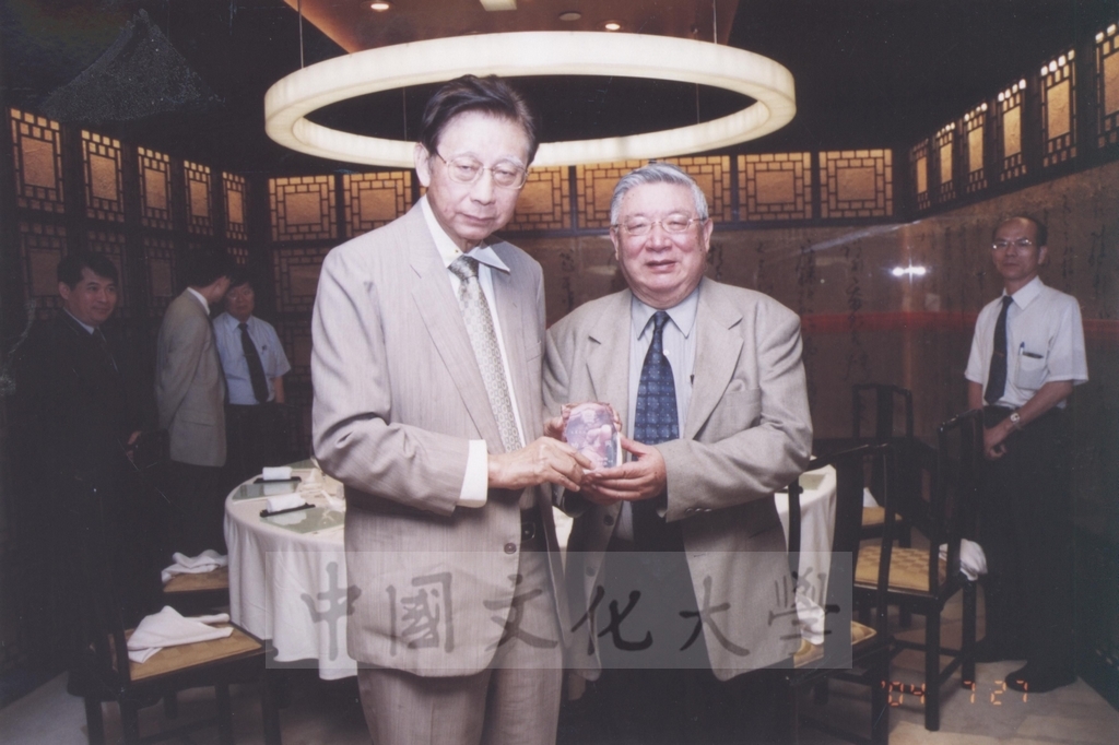 2004年7月27日董事長張鏡湖參加教授退休餐會的圖檔，第3張，共3張