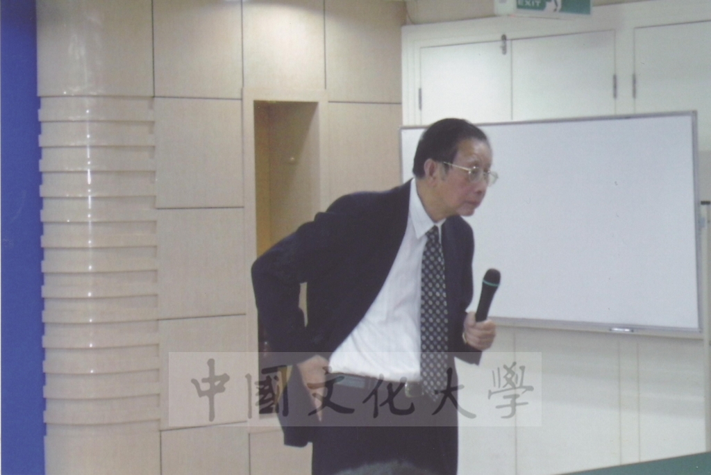 2005年10月26日董事長張鏡湖以「地球增溫的影響」為題受邀於大陸北京大學進行演講的圖檔，第15張，共33張
