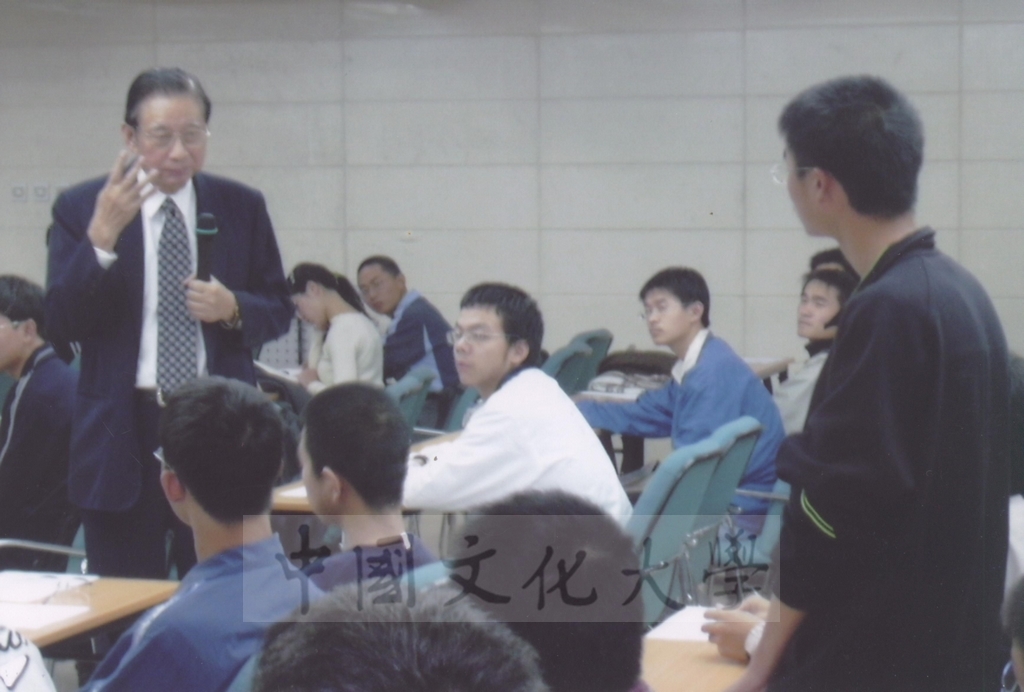 2005年10月26日董事長張鏡湖以「地球增溫的影響」為題受邀於大陸北京大學進行演講的圖檔，第22張，共33張