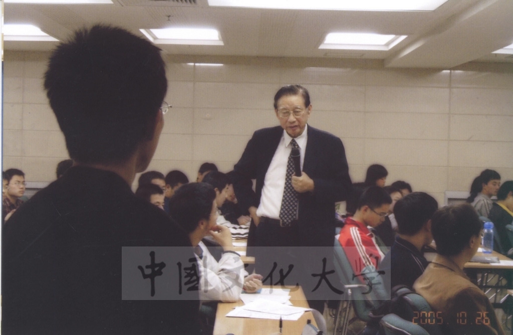 2005年10月26日董事長張鏡湖以「地球增溫的影響」為題受邀於大陸北京大學進行演講的圖檔，第23張，共33張