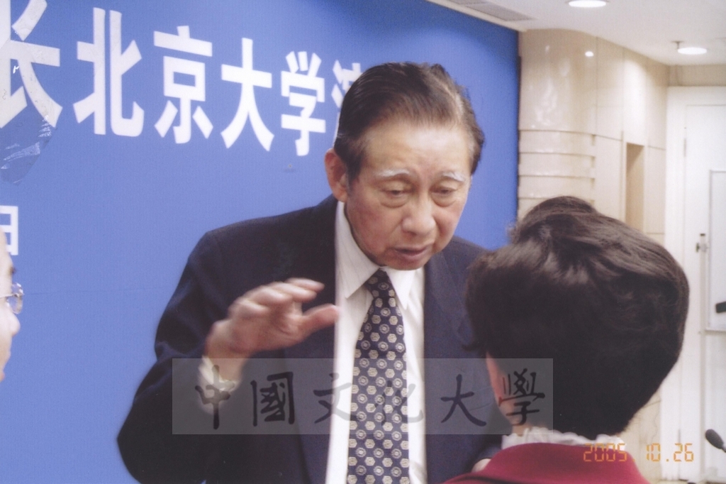 2005年10月26日董事長張鏡湖以「地球增溫的影響」為題受邀於大陸北京大學進行演講的圖檔，第32張，共33張