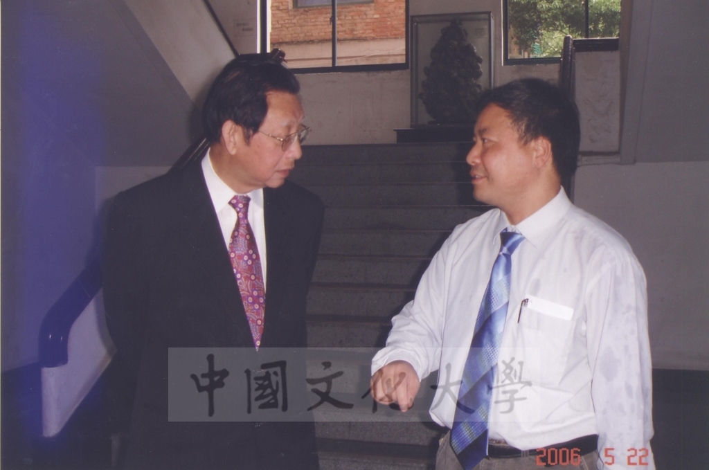 2006年5月20-23日董事長張鏡湖、總務長唐彥博赴浙江大學簽訂「學術合作與交流協議書」並參加浙大校友代表大會暨109週年校慶慶祝大會的圖檔，第35張，共50張