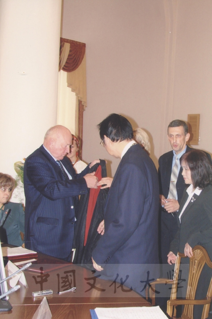 2007年9月14日董事長張鏡湖獲頒烏克蘭國立基輔大學名譽博士學位頒贈典禮的圖檔，第7張，共11張