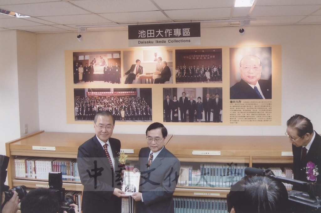 2010年3月2日舉行池田大作先生圖書專區開幕典禮的圖檔，第8張，共10張