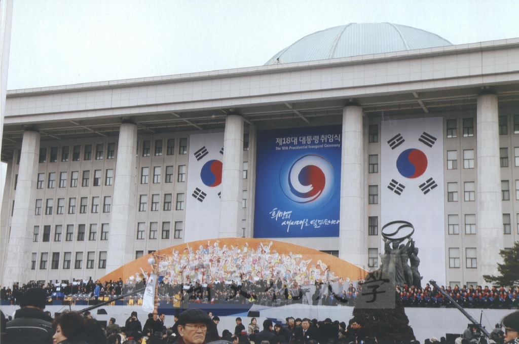 2013年2月25日董事長張鏡湖率本校代表團前往韓國出席南韓新總統朴槿惠的就職典禮的圖檔，第2張，共29張