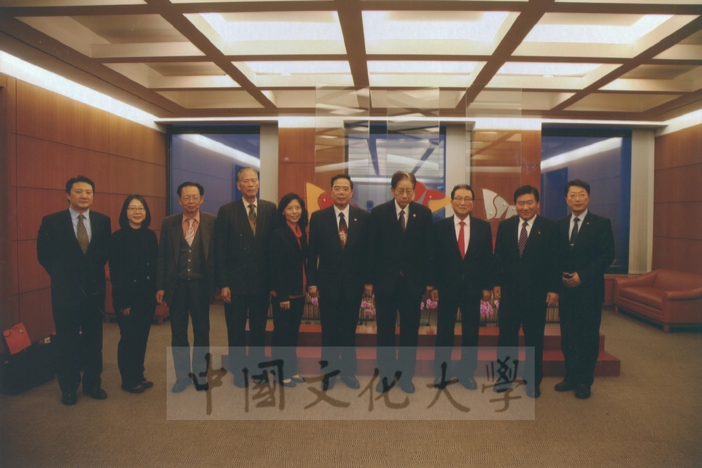 2013年2月25日董事長張鏡湖率本校代表團前往韓國出席南韓新總統朴槿惠的就職典禮的圖檔，第7張，共29張