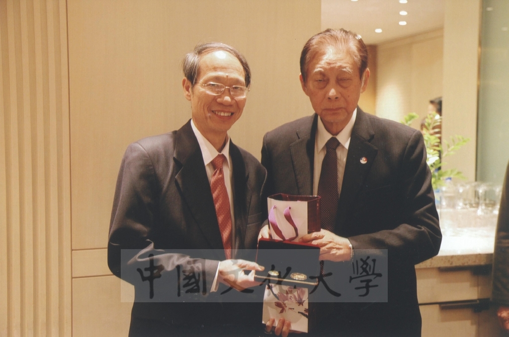 2013年2月25日董事長張鏡湖率本校代表團前往韓國出席南韓新總統朴槿惠的就職典禮的圖檔，第12張，共29張