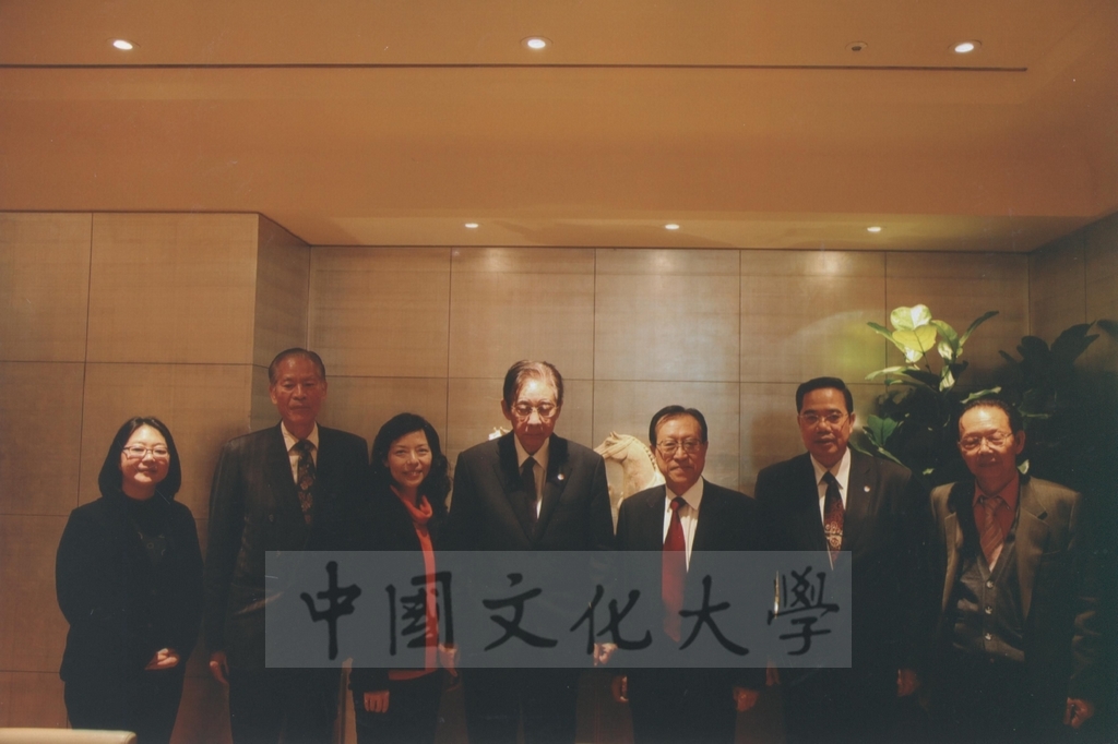 2013年2月25日董事長張鏡湖率本校代表團前往韓國出席南韓新總統朴槿惠的就職典禮的圖檔，第21張，共29張