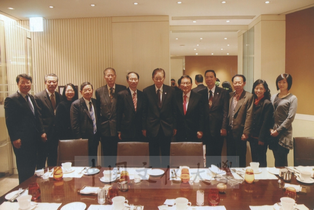 2013年2月25日董事長張鏡湖率本校代表團前往韓國出席南韓新總統朴槿惠的就職典禮的圖檔，第22張，共29張