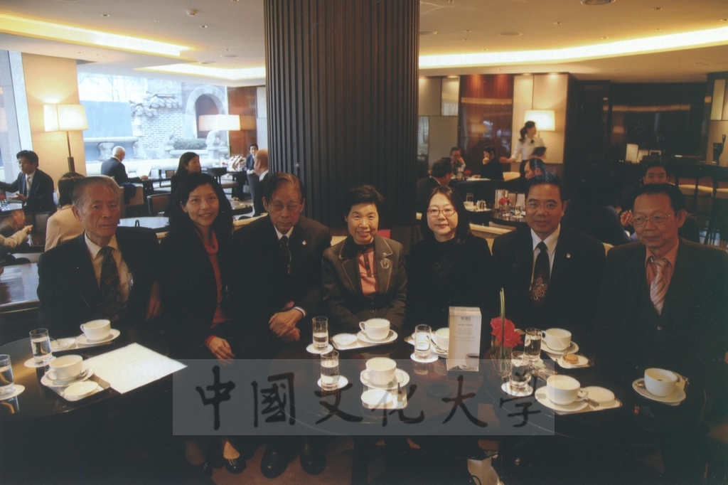 2013年2月25日董事長張鏡湖率本校代表團前往韓國出席南韓新總統朴槿惠的就職典禮的圖檔，第28張，共29張