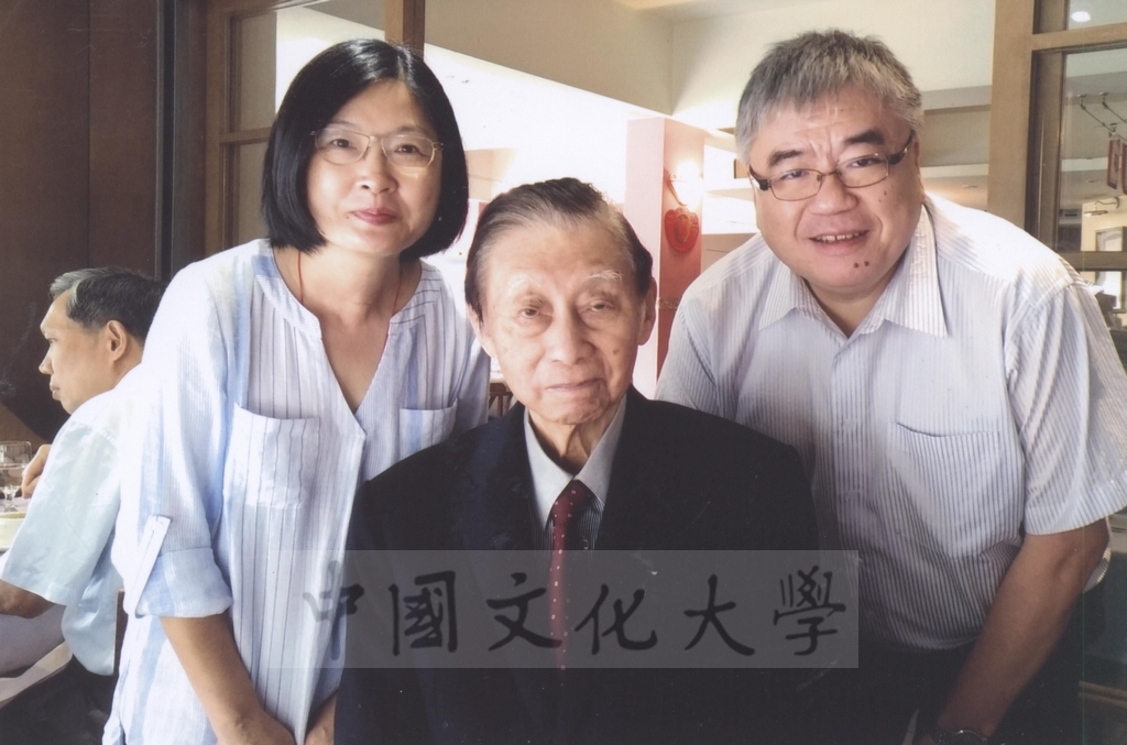 董事長張鏡湖與美國克拉克大學校友合影的圖檔，第2張，共3張