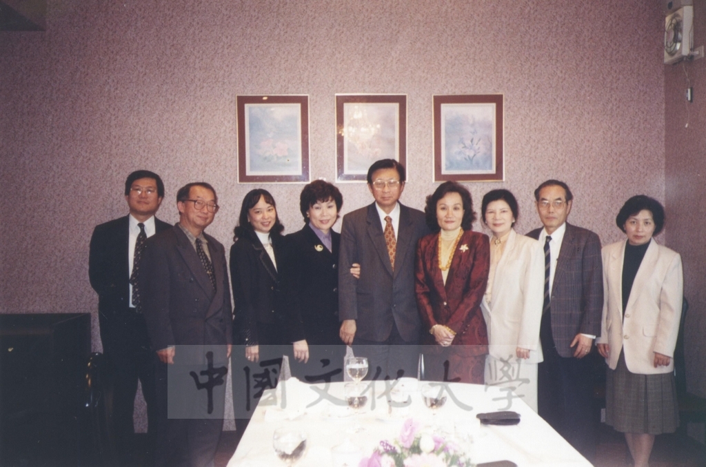 1998年2月13日董事長張鏡湖與印尼華僑路光彥小姐餐叙合影的圖檔，第2張，共2張