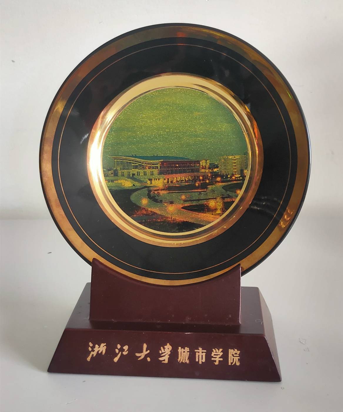 浙江大學城市學院校景瓷器圓盤的圖檔，第1張，共1張