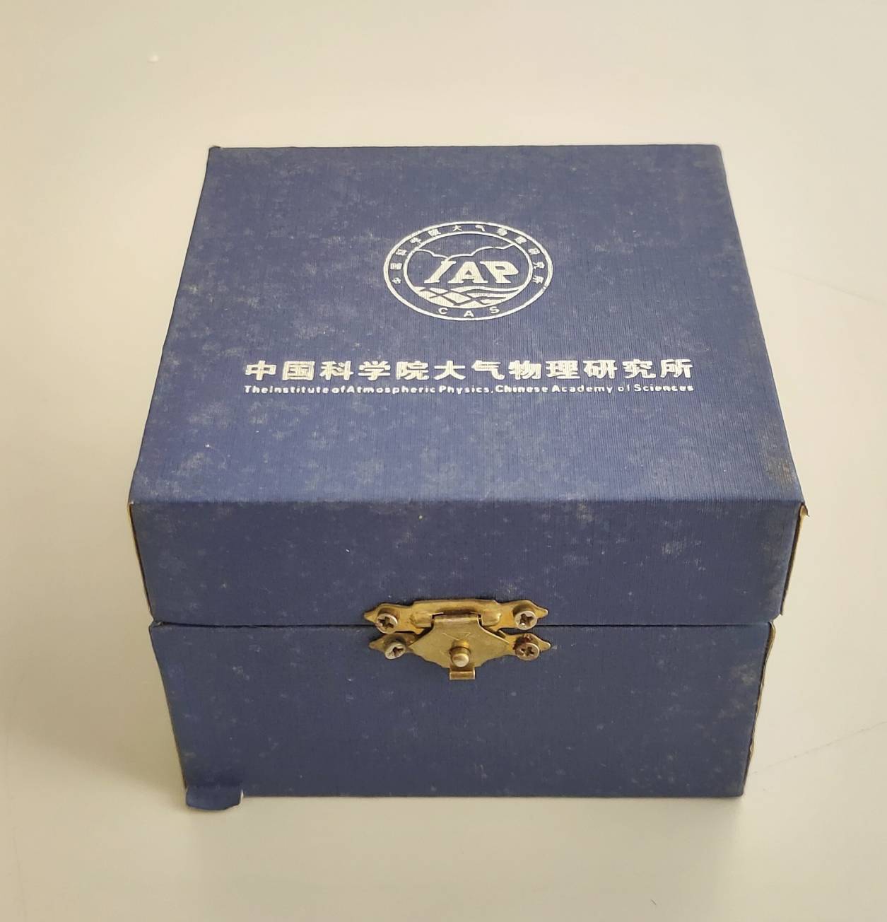 中國科學院大氣物理研究所致贈水晶筆筒的圖檔，第3張，共3張