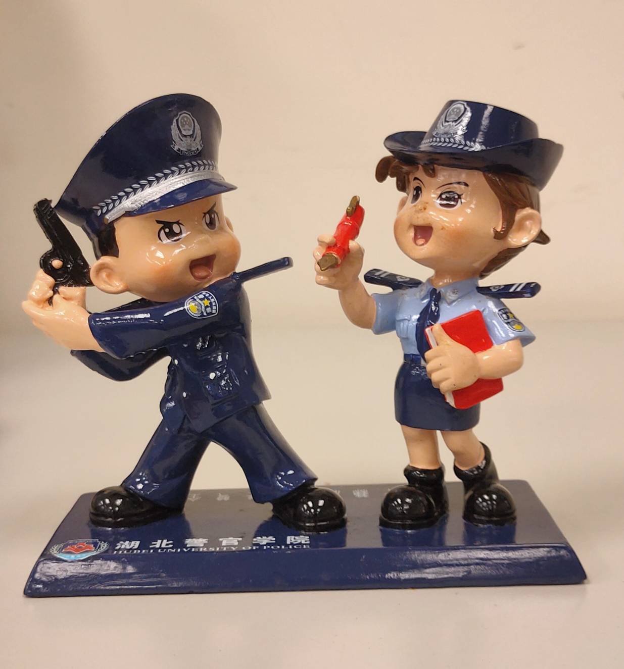 湖北警官學校致贈紀念公仔的圖檔，第1張，共1張