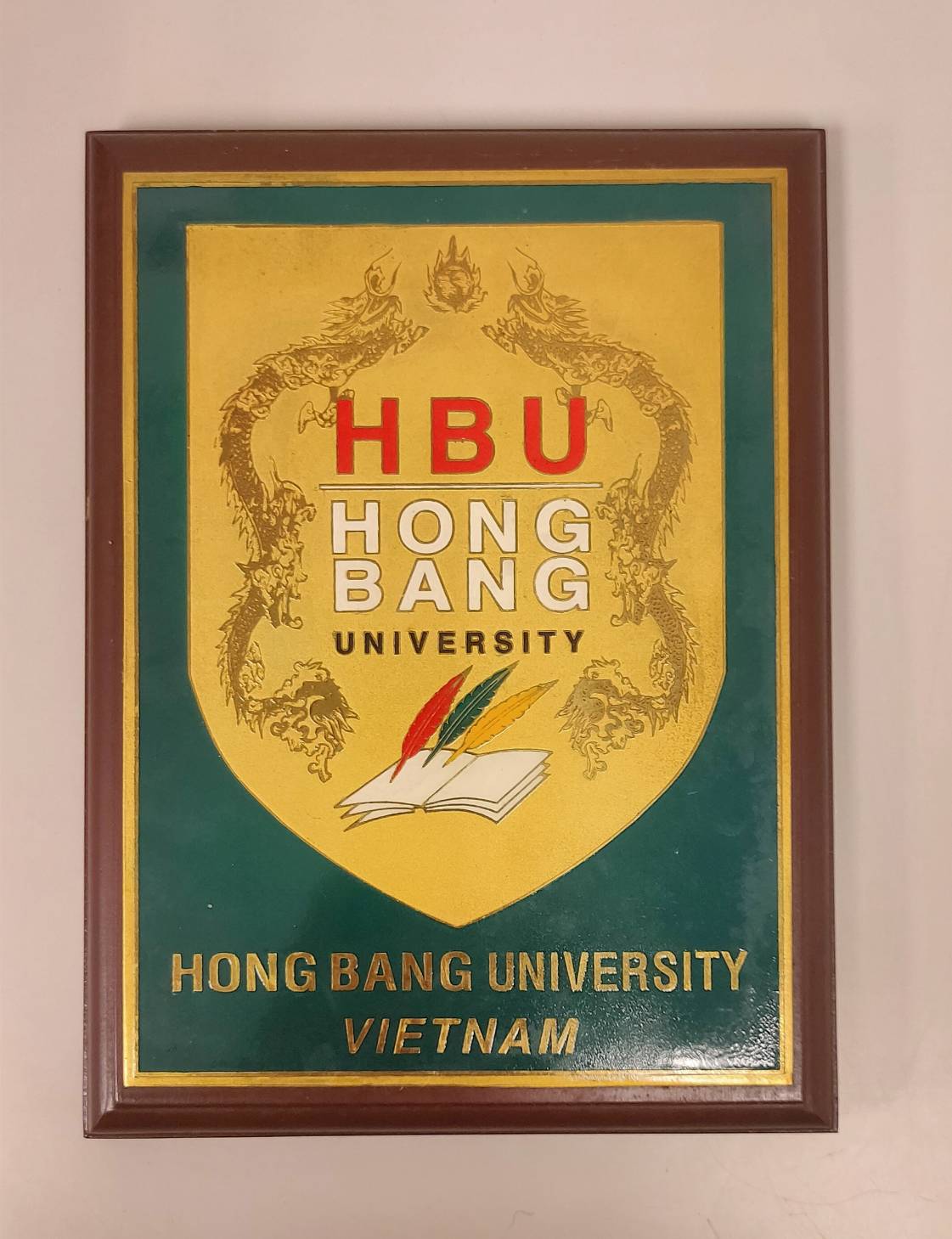 2006年3月28日越南鴻榜大學(Hong Bang University)致贈刻印龍騰紀念牌的圖檔，第1張，共1張