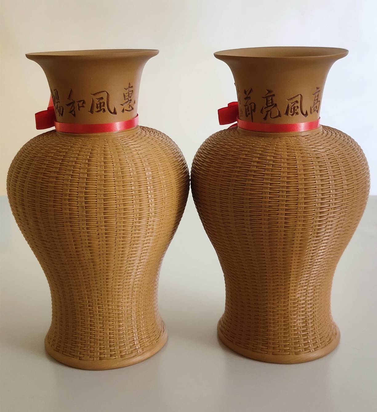 2007年10月4日大陸私立華聯大學敬贈紫砂竹編花瓶的圖檔，第1張，共4張
