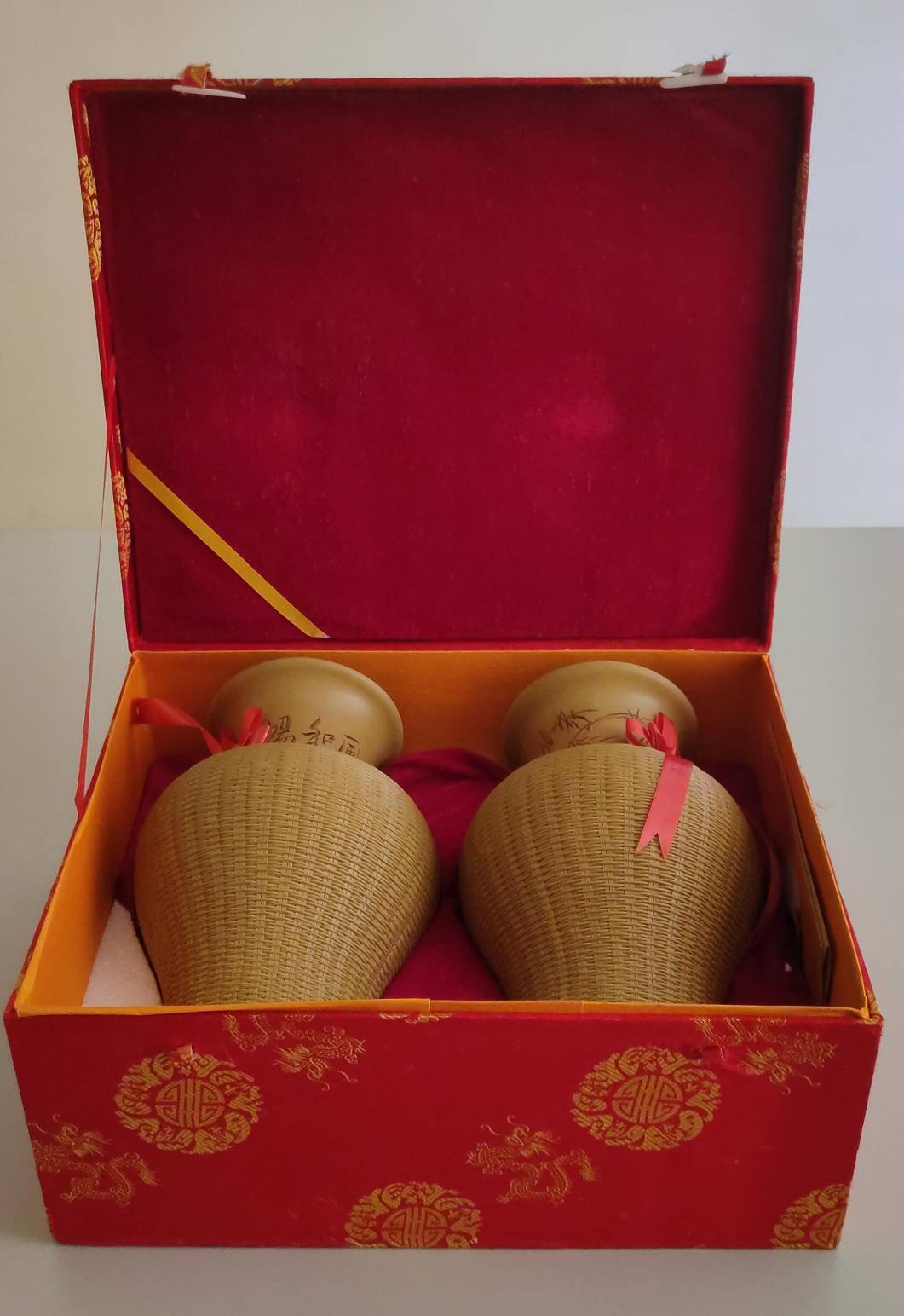 2007年10月4日大陸私立華聯大學敬贈紫砂竹編花瓶的圖檔，第3張，共4張