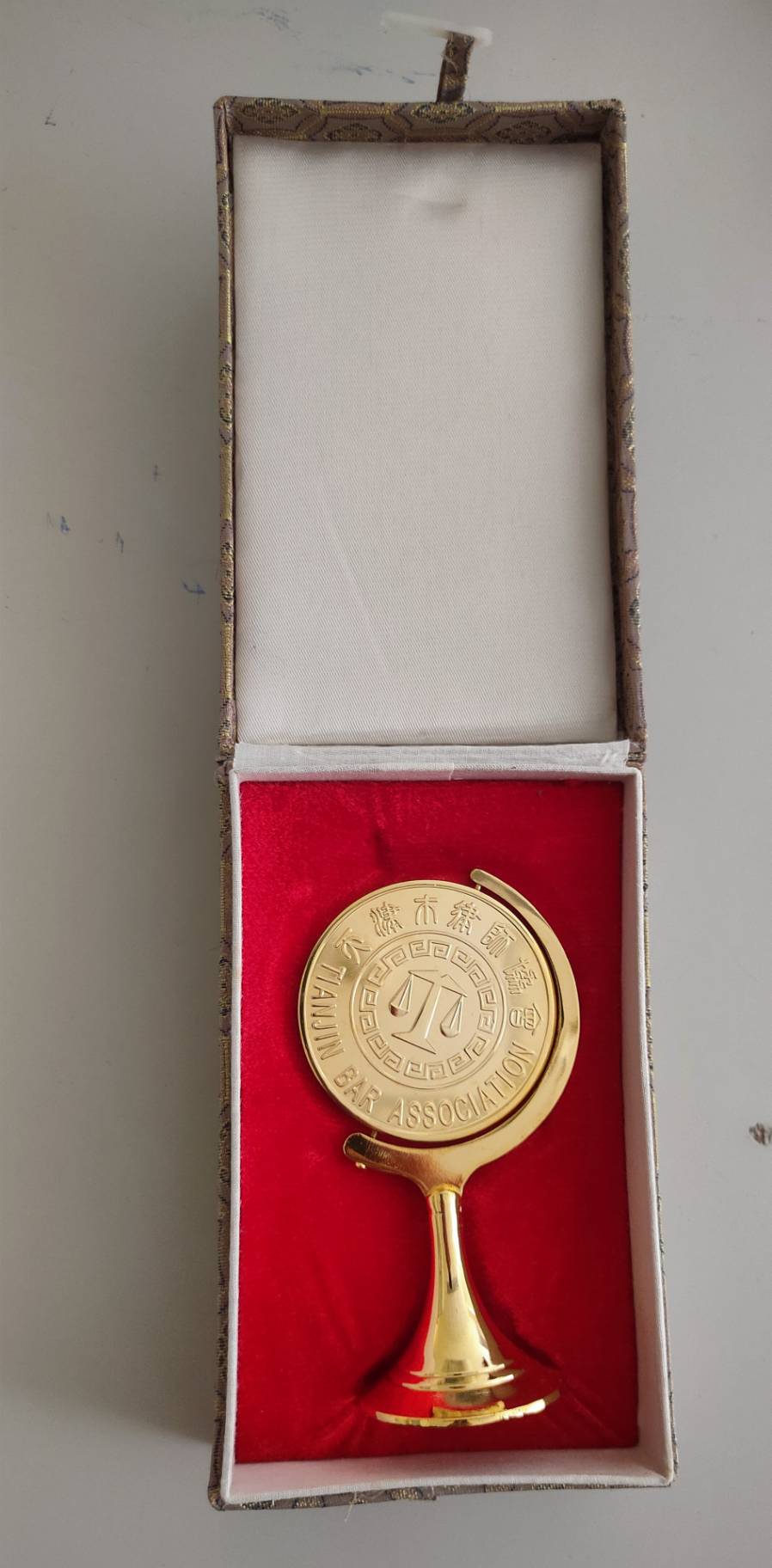 2001年12月19日天津市律師協會致贈旋轉標幟座的圖檔，第2張，共3張