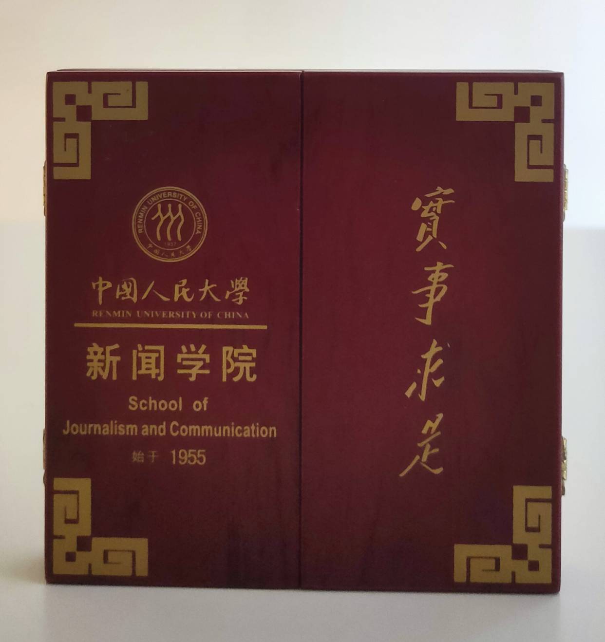 中國人民大學新聞學院校徽紀念品的圖檔，第2張，共4張