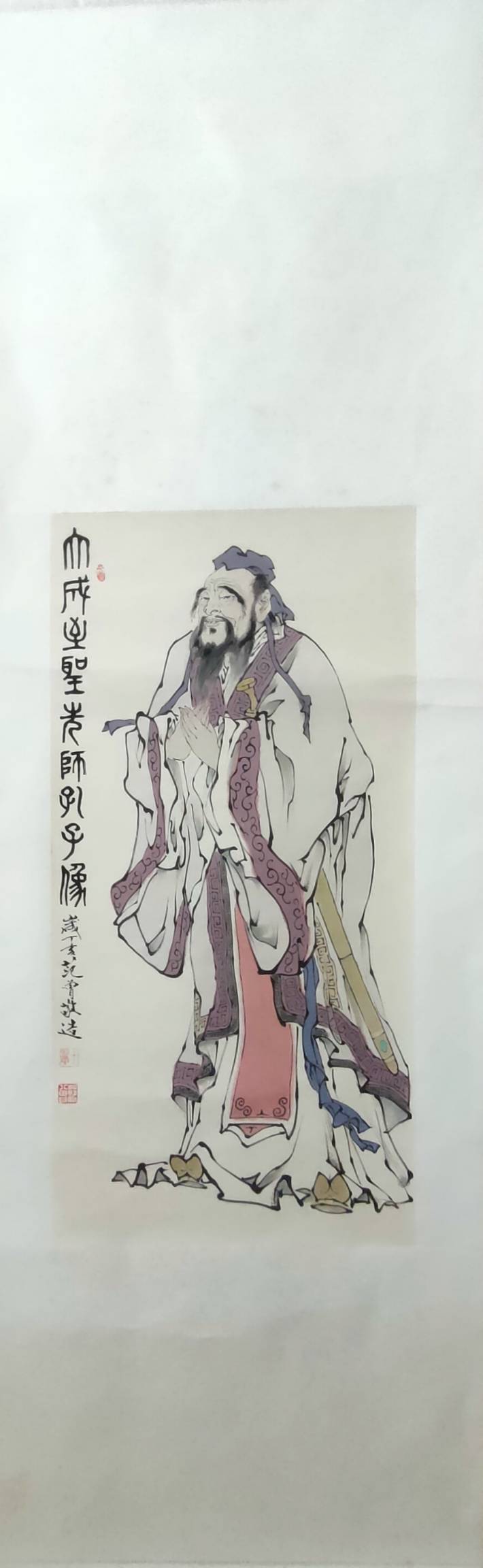 2018年5月4日記者田丕津蒞臨文大參訪致贈國畫名家范曾所繪之大成至聖先師孔子像掛軸一幅的圖檔，第1張，共3張