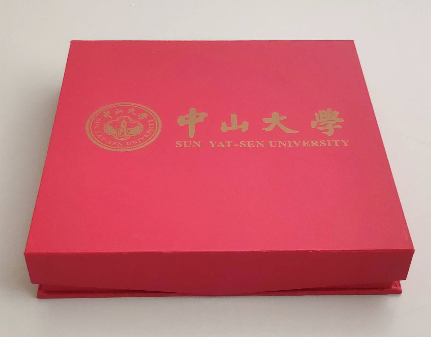 中山大學廣州校區致贈校景金鉑紀念盤的圖檔，第2張，共2張