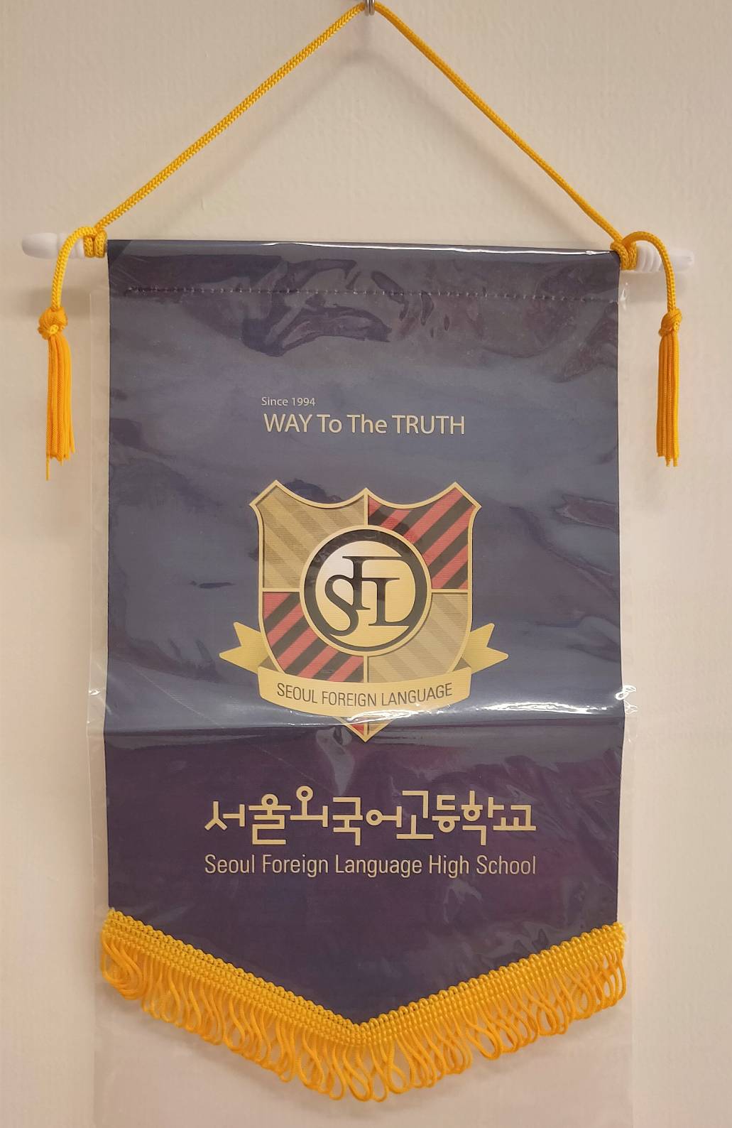 首爾外國語高等學校( Seoul Foreign Language High School )校徽錦旗的圖檔，第1張，共1張